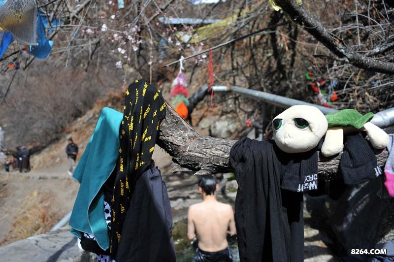 山野中的原生态温泉，边酒边歌（此张友人拍）