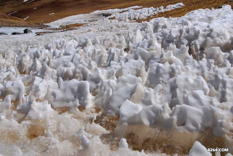 谷地里的积雪被大风吹成尖锥装
