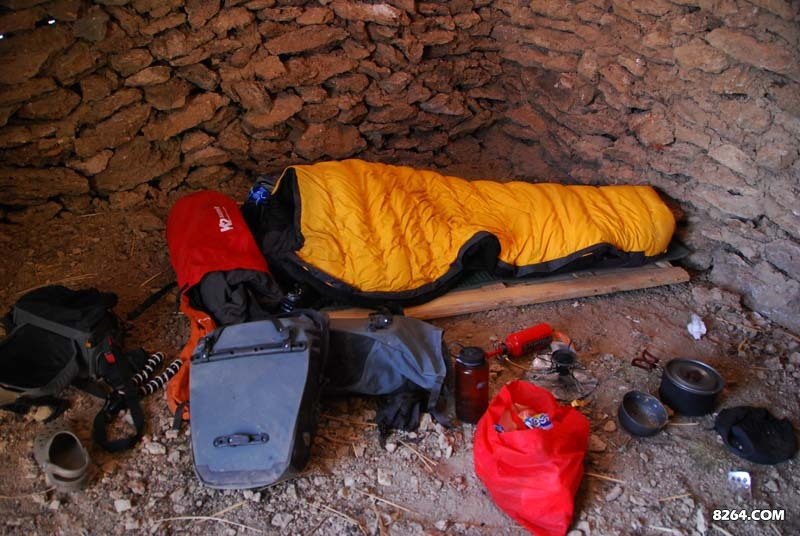 羊圈，睡袋下是门板，没有挪动过，和去年一样，感觉昨日