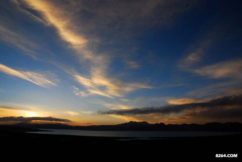黄昏中的龙木错，如果图片有声音，可以听见排山倒海的风声