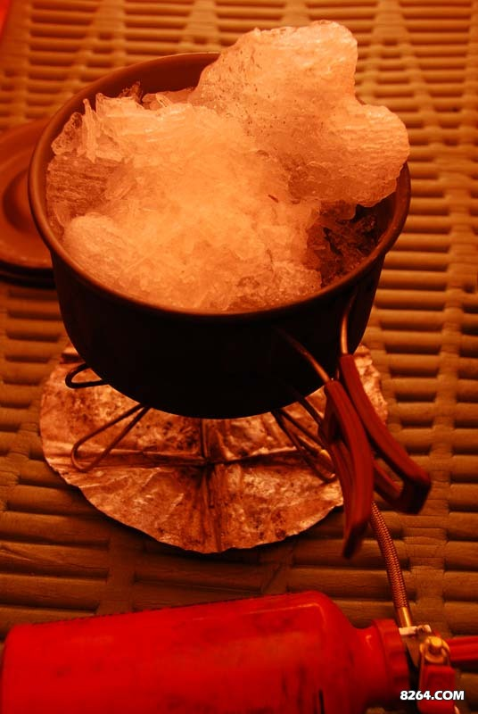 早晨继续融冰，光线好，羊粪都被捡了出去