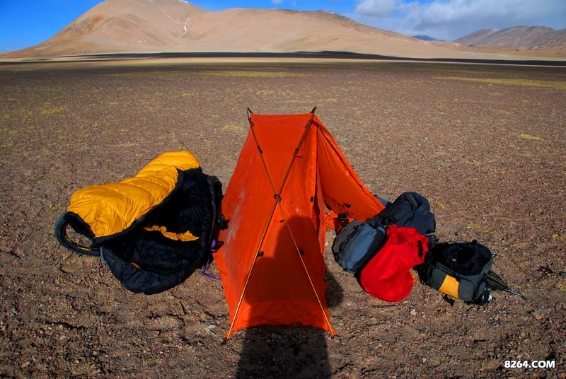 营地，面对的小山就是昨夜取冰处