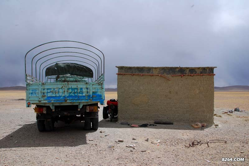 鲁形湖边的土房子，无人，最后的人类建筑