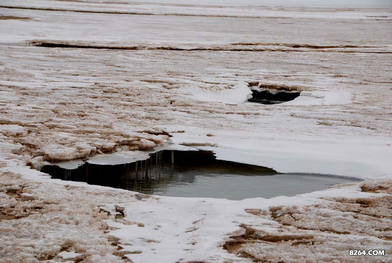 邦达错冰层上的空隙，推测下有泉眼