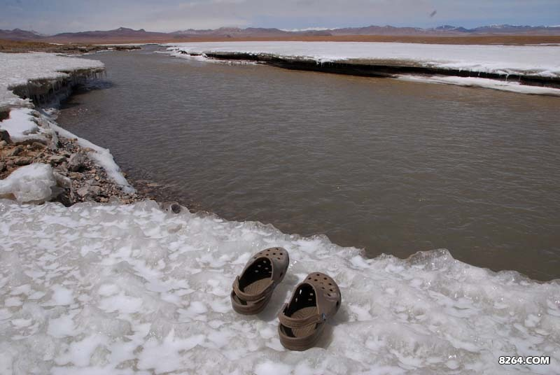 主河道很深，下午碧水间夹杂着黄水带，那是融化的冰雪携带的泥沙