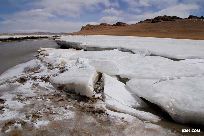冰层很厚，冰面呈凹陷状，是风吹所至