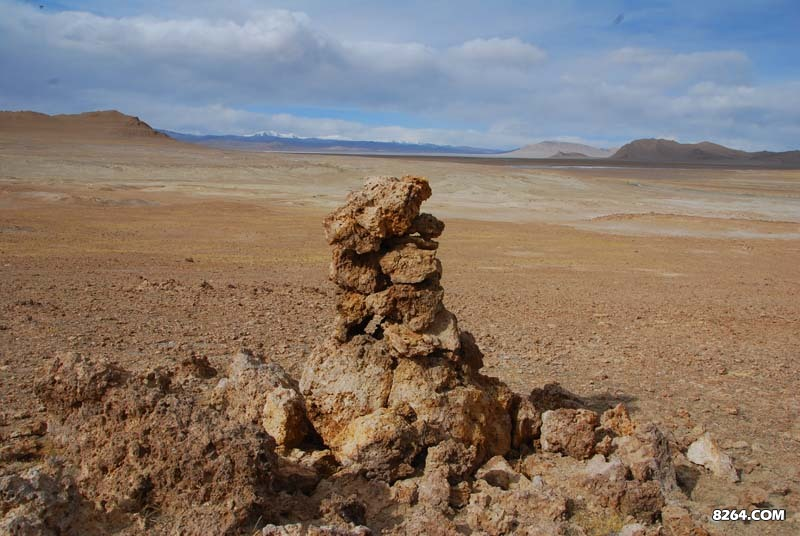 绕路东寻探路，发现游牧痕迹，这是火山石堆砌的玛尼堆