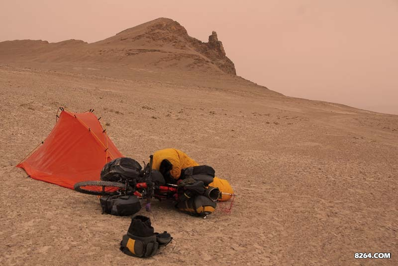 营地，从上图中可看见遥对的此山