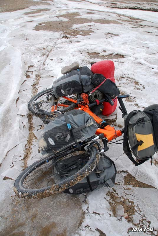 这类冰薄而悬空，远离主河道
