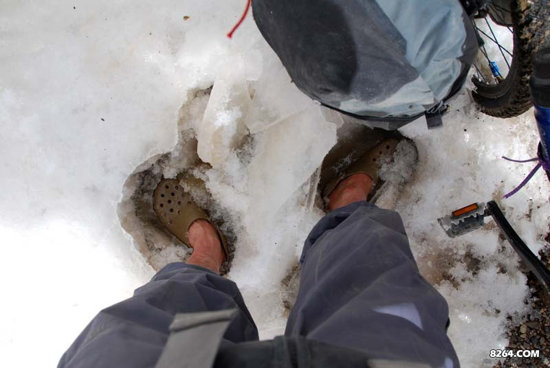冰面硬，下而半融，最怕下面还有一层软沙