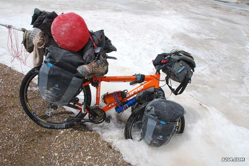 这种情况下车轮会被卡的很死，很难弄出来