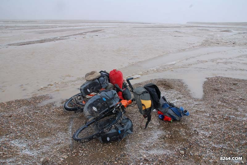 转瞬，河水混沌，冰雹袭来