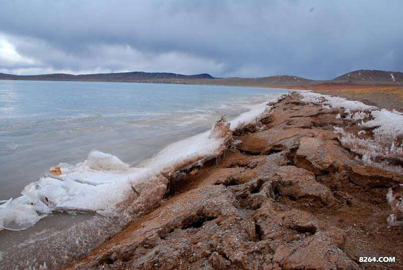 被冰拱起的堤岸，再加上羌塘强大的风化力，便如拉链般敞开