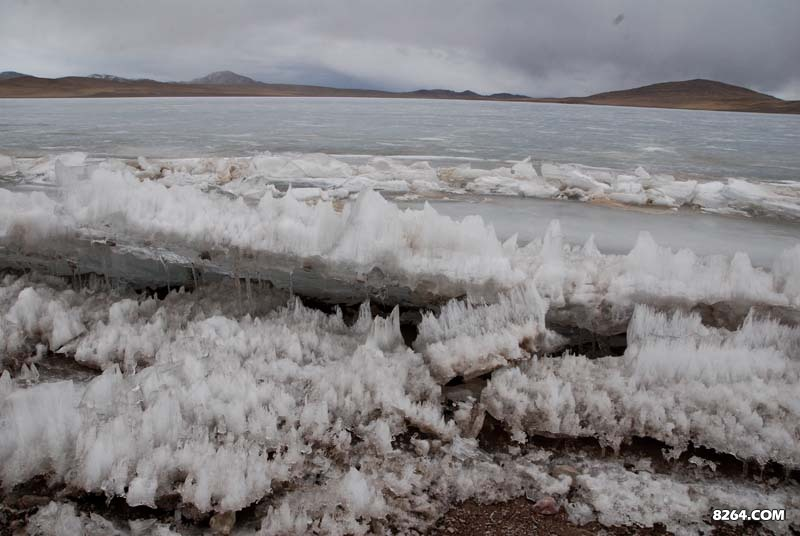 取水处，踏过冰锥有一薄冰处